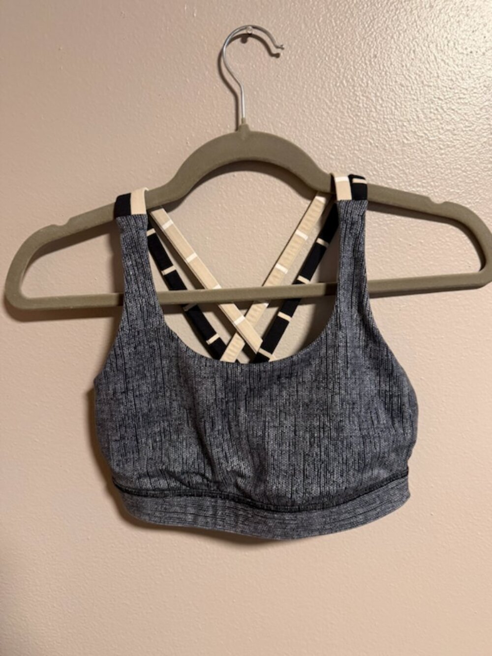 Lululemon Sports Bra Size 4 NWOT